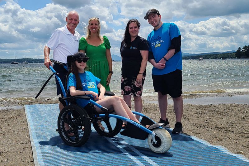 Un tapis d’accès pour les personnes à mobilité réduite à la plage des Cantons